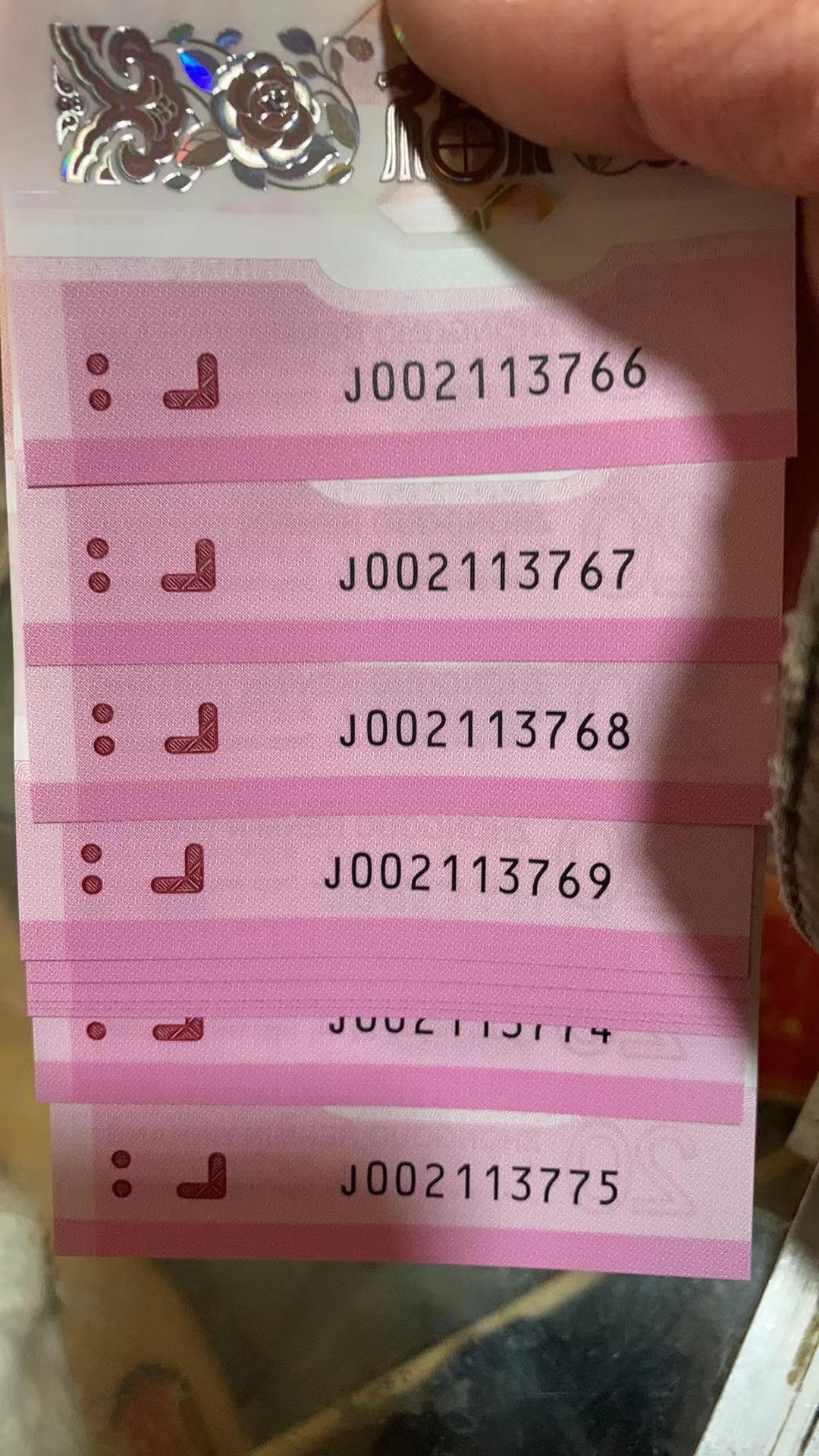 有个吧友要拿10张马钞换我1卷马币，我同意了- 一起活动吧